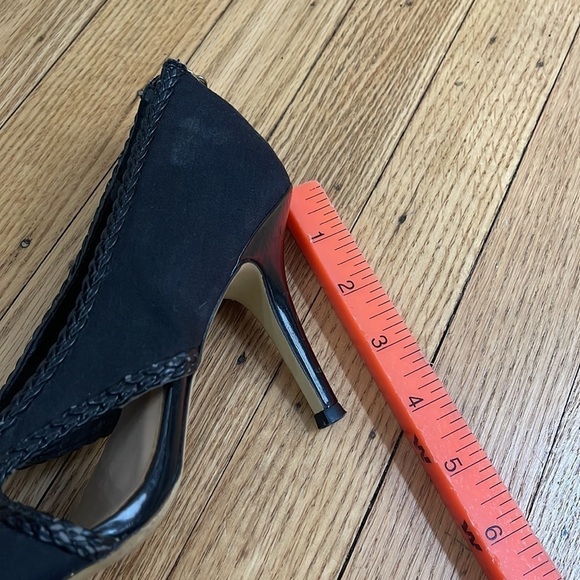 Tahari Black Loretta Peep Toe Cutout Heels Size 6.5 - Picture 7 of 7